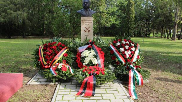 szoborkoszorúzás.JPG szoborkoszorúzás.JPG